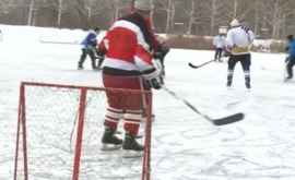 Cîțiva locuitori ai capitalei au jucat hochei chiar pe lacul înghețat din Valea Trandafirilor