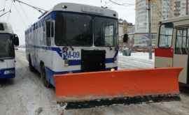 Троллейбус вышел на расчистку столичных улиц от снега ВИДЕО
