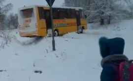 Дети из района Леова провели час на морозе рядом со школьным автобусом