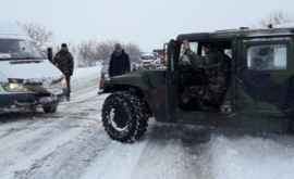 Ликвидация последствий снегопадов На трех трассах страны работали военные