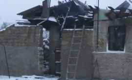 O familie din Florești a rămas pe drumuri după ce lea ars casa VIDEO