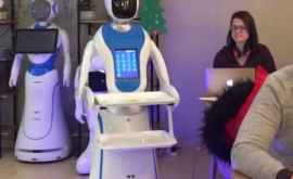 Cafeneaua unde clienții sînt serviți de roboți VIDEO