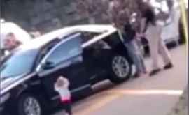 Momentul în care un copil merge cu mîinile ridicate către polițiștii înarmați VIDEO