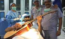 Un bărbat a cîntat la chitară în timpul unei operații