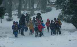 Copiii nu pot ajunge la școală din cauza ninsorilor