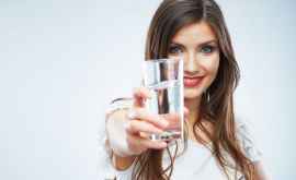De ce trebuie să începi ziua cu un pahar de apă