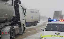 Circulația transportului de mare tonaj a fost oprită pe două drumuri naționale