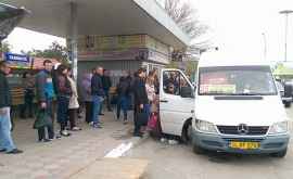 Жителям Яловен приходится часами ждать прибытия микроавтобусов