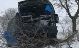 Un autobuz cu moldoveni a fost implicat întrun accident în România