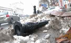 Тротуарные столбики в центре столицы не выдержали испытание погодой ФОТО