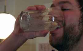 Чтобы выжить мужчине приходится выпивать 20 литров воды в сутки