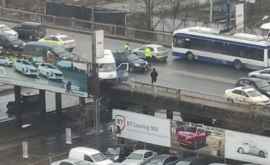 Grav accident cu implicarea unui microbuz Era la un pas să cadă de pe pod VIDEO