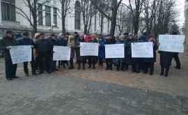 Mai multe persoane protestează în fața Primăriei Chișinău
