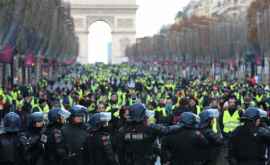 Parlamentul Franţei a adoptat o lege care să reducă protestele violente