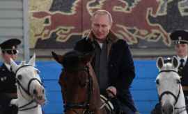 Vladimir Putin sa plimbat pe cal sub privirile polițistelor VIDEO