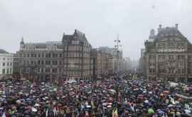 Zeci de mii persoane au protestat la Amsterdam