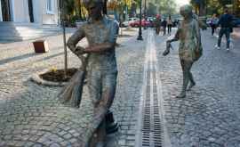 Trecătorii au observat noi detalii ale sculpturilor de pe strada pietonal FOTO