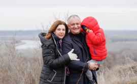Igor Dodon a sădit copaci alături de prima doamnă și mezinul familie VIDEO FOTO