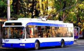 Троллейбус запутался в проводах в центре столицы ВИДЕО