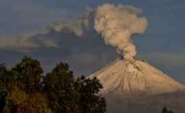 Un vulcan puternic a umplut cerul de cenuşă în Mexic VIDEO
