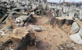 Около 100 могил на еврейском кладбище повреждены в ходе восстановления ФОТО