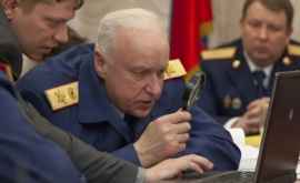 De ce sa uitat cu lupa la laptop un oficial rus