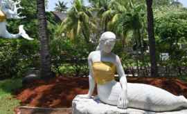 В Индонезии одели статуи русалок 