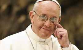 Папа Римский объяснил почему не позволил верующим целовать ему руку 