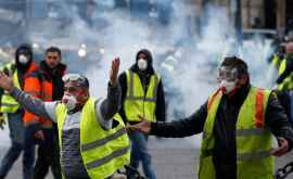 Tensiuni în Franța Poliția a folosit gaze lacrimogene împotriva Vestelor Galbene