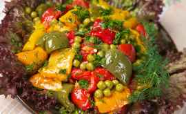 REŢETA ZILEI Salată cu ardei copţi şi mazăre verde