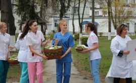Studenţii din anul I de la medicină au împărțit 40 kg de mere verzi FOTO