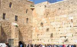 Стену Плача освобождают от записок верующих