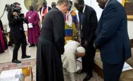 Papa Francisc văzut cum sărută picioarele unor politicieni VIDEO