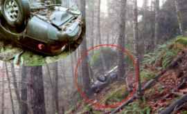 O mașină dispărută în urmă cu 27 de ani găsită în pădure