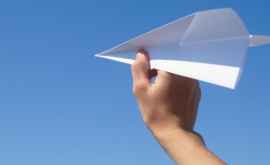Бумажные самолеты заполонили небо Кишинева