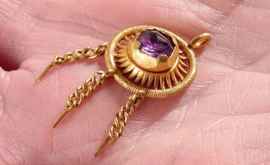 O femeie a găsit pe un cîmp o bijuterie regală pierdută în timpul bătăliei