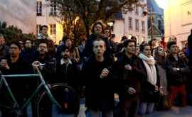 Парижане стоят на коленях и поют около горящего собора Парижской Богоматери ВИДЕО