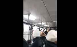 Întrun troleibuz din capitală toarnă cu găleata VIDEO