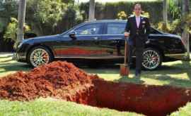 Motivul pentru care un businessman a decis săși îngroape mașina de lux FOTO