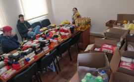 Mai mulți tineri din Cricova au împărțit pachete cu produse alimentare bătrînilor FOTO
