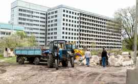 La Bălți lîngă spital se construiește o parcare mare