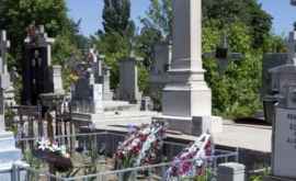 Жители столицы посещают кладбища перед Пасхой