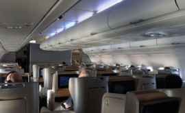 Scandal în avion Un pasager a vrut să deschidă ușa în timpului zborului