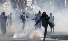 Franţa Poliţia a lansat gaze lacrimogene asupra protestatarilor la mitingul de 1 mai