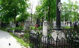 Родные друзья и поклонники почтили память артистов похороненных на Центральном кладбище
