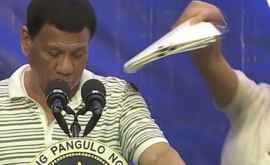 Un gîndac sa cățărat pe președintele filipinez