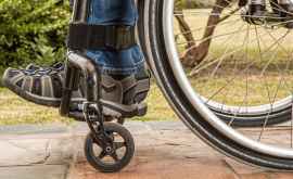 Peste o mie de persoane cu dizabilităţi vor primi cărucioare fotoliu