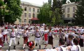 Сотни танцоров приняли участие в праздновании Дня народного танца ВИДЕО