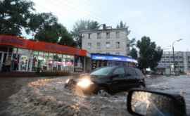 Străzile din capitală distruse în urma ploilor de ieri FOTO