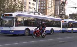 Троллейбус въехавший на остановку в Кишиневе остается в ремонте
